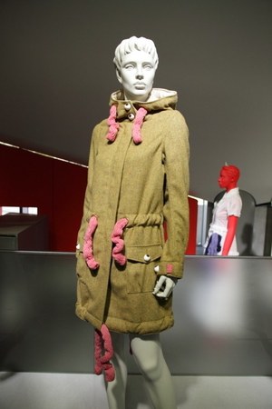 キューン(CUNE) 2012-13年秋冬コレクション - "腸と白目"をテーマに愉快で不思議な服が誕生｜写真26