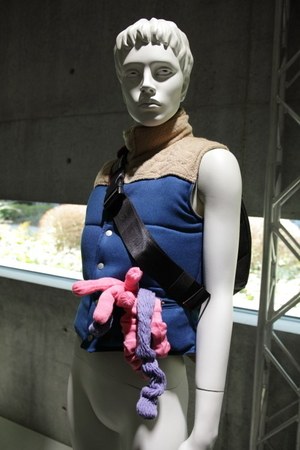 キューン(CUNE) 2012-13年秋冬コレクション - "腸と白目"をテーマに愉快で不思議な服が誕生｜写真32