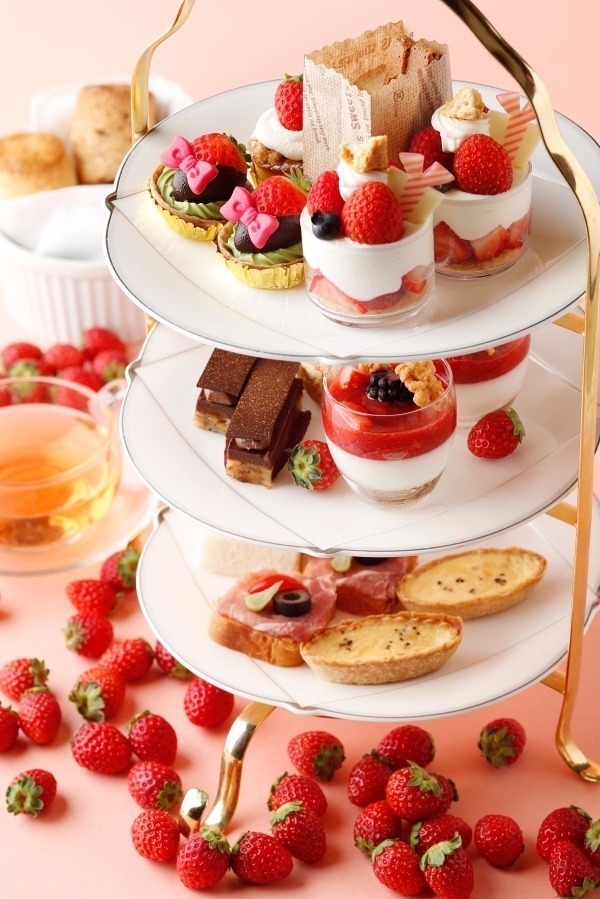 新品　アフタヌーンティー　 いちご　ストロベリー　ケーキ　スヌーピー　ぬいぐるみ ✴新品✴アフタヌーンティー×PEANUTS✴スヌーピー✴いちごケーキ