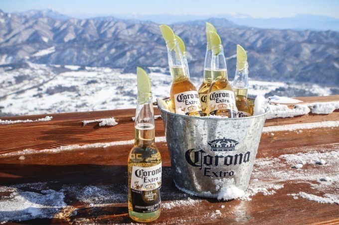 コロナ標高1,450mの雪山に出現する幻のバー、ウィンタースポーツ後はキンキンに冷えたコロナで乾杯 | 写真