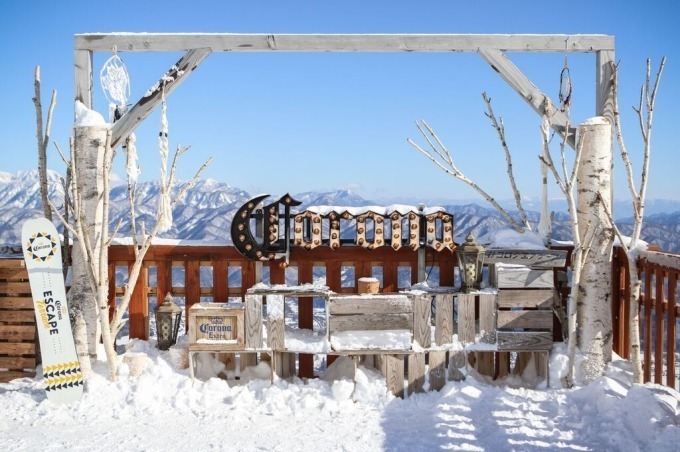 コロナ標高1,450mの雪山に出現する幻のバー、ウィンタースポーツ後はキンキンに冷えたコロナで乾杯｜写真3