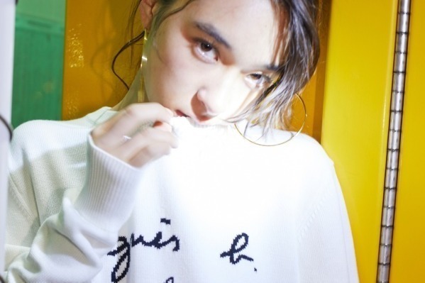 アダム エ ロペ×アニエスベー、ボックスロゴ入りメンズフーディ＆b.マーク付きウィメンズニット