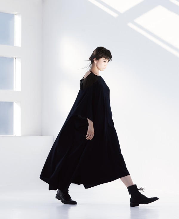 ヨウジヤマモト プリュス ノアール(YOHJI YAMAMOTO +NOIR) 2018年春夏ウィメンズコレクション  - 写真24