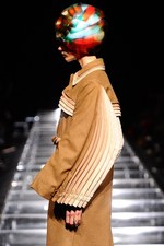 アンリアレイジ 2012-13年秋冬コレクション - 服の“かたち”に時間の概念を与えたら...｜写真64