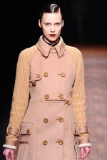 モトナリ オノ 2012-13年秋冬コレクション - レザーを用いたパワフルなコレクション｜写真12