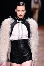 モトナリ オノ 2012-13年秋冬コレクション - レザーを用いたパワフルなコレクション｜写真25