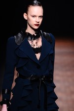 モトナリ オノ 2012-13年秋冬コレクション - レザーを用いたパワフルなコレクション｜写真26