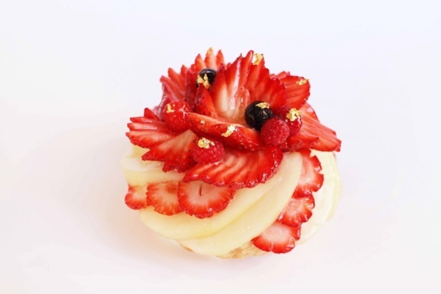 カフェコムサより、新年の門出を祝う洋梨といちごの紅白ケーキが登場|写真1