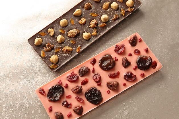 ジョエル・ロブションのバレンタイン、ハート型ボンボンショコラやベリーを飾ったタブレットチョコ