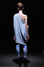 ヨハン クー(Johan Ku) 2012-13年秋冬コレクション - 青をテーマに繊細な精神の旅を表現｜写真43