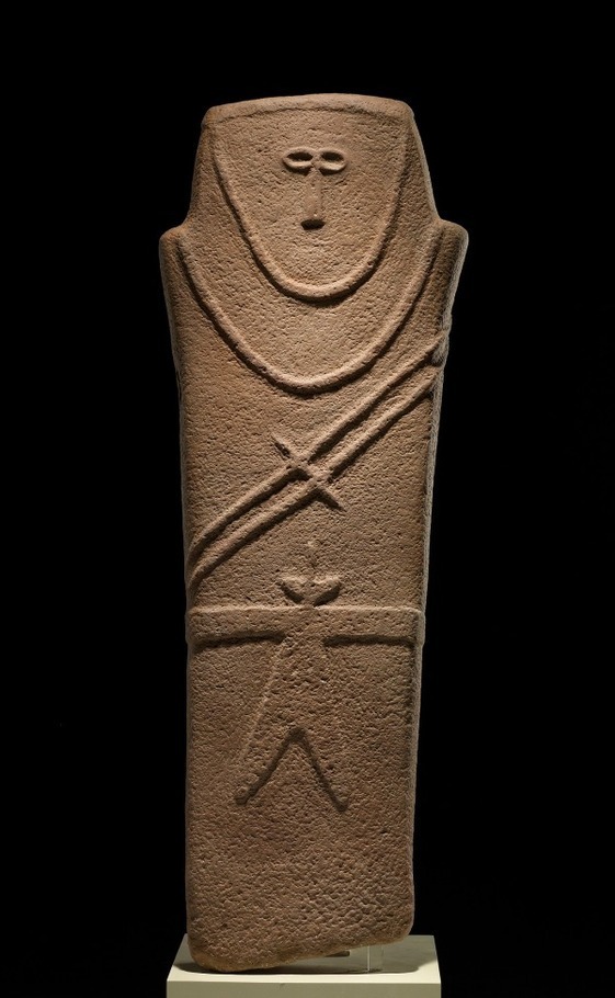 「人形(ひとがた)石柱(せきちゅう)」前3500～前2500年頃、 カルヤト・アルカァファ出土、サウジアラビア国立博物館所蔵
