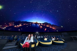 東京スカイツリー タウンのプラネタリウム 天空 より コブクロ の音楽 流れ星映像の融合作品 ファッションプレス 東京スカイツリー タウンのプラネタリウム 天空 より コブクロ の音楽 流れ星映像の融合作品 ファッションプレス