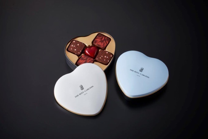 ザ・リッツ・カールトン東京のバレンタイン - チョコを宝石のように並べた越前塗ボックス | 写真