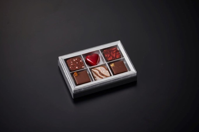 ザ・リッツ・カールトン東京のバレンタイン - チョコを宝石のように並べた越前塗ボックス｜写真2