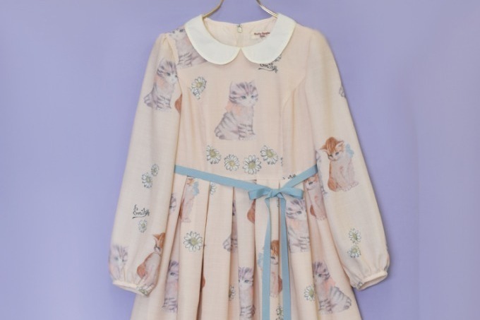エミリーテンプルキュート「meow」シリーズ、子猫とマーガレットが描かれた淡色ワンピース - ファッションプレス