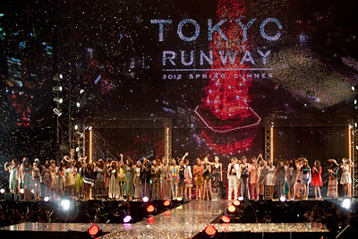 蛯原友里｜東京ランウェイのフィナーレを飾るジルスチュアート、ロベルト カヴァリに日本のトップモデル達が大集合