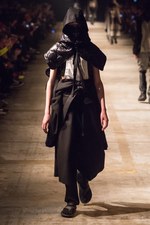 タカヒロミヤシタザソロイスト． 2018年秋冬コレクション - 身体を護る優しき服｜写真3