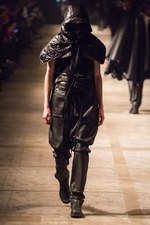 タカヒロミヤシタザソロイスト． 2018年秋冬コレクション - 身体を護る優しき服｜写真15