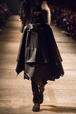 タカヒロミヤシタザソロイスト． 2018年秋冬コレクション - 身体を護る優しき服｜写真20