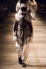 タカヒロミヤシタザソロイスト． 2018年秋冬コレクション - 身体を護る優しき服｜写真26