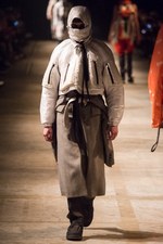 タカヒロミヤシタザソロイスト． 2018年秋冬コレクション - 身体を護る優しき服｜写真27