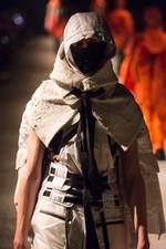 タカヒロミヤシタザソロイスト． 2018年秋冬コレクション - 身体を護る優しき服｜写真32