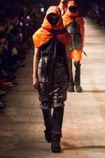 タカヒロミヤシタザソロイスト． 2018年秋冬コレクション - 身体を護る優しき服｜写真41