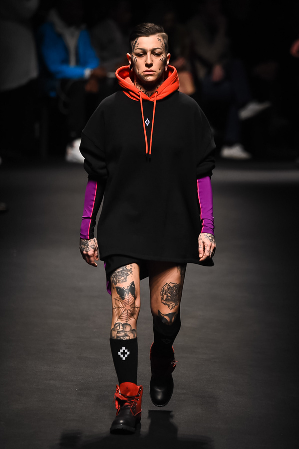 マルセロ・ブロン カウンティ・オブ・ミラン(MARCELO BURLON COUNTY OF MILAN) 2018-19年秋冬ウィメンズ&メンズコレクション シルエット - 写真15