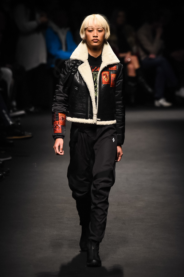 マルセロ・ブロン カウンティ・オブ・ミラン(MARCELO BURLON COUNTY OF MILAN) 2018-19年秋冬ウィメンズ&メンズコレクション シルエット - 写真43