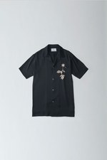 フィット ミハラ ヤスヒロ新作、花柄ストライプのシャツや一輪挿しを刺繍したジャージブルゾン｜写真8