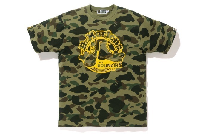 ベイプ×ドクターマーチン、カモ柄エンボスの8ホールブーツ＆足跡プリントのTシャツ｜写真20