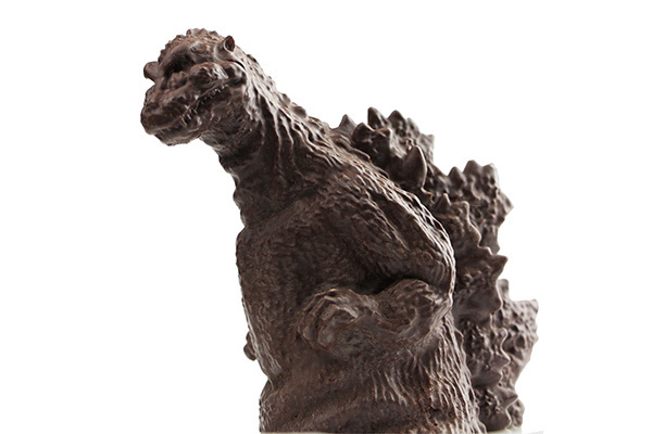 ゴジラがチョコレートに！初代から『シン・ゴジラ』第2形態まで、バキバキに壊された板チョコも