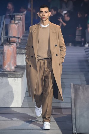 アミ アレクサンドル マテュッシ2018年秋冬コレクション - 2人の恋の逃避行｜写真17