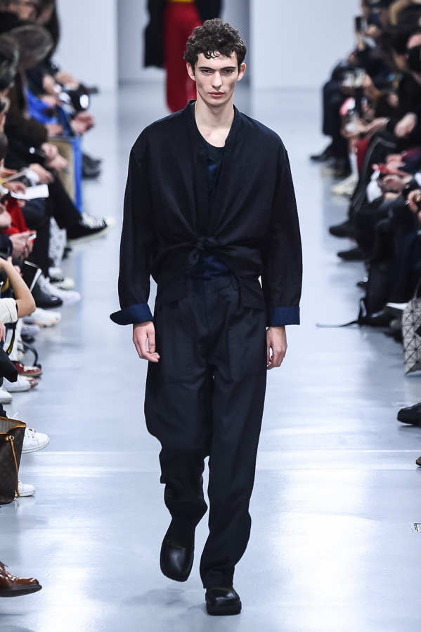 イッセイ ミヤケ メン(ISSEY MIYAKE MEN) 2018-19年秋冬メンズコレクション シルエット - 写真21