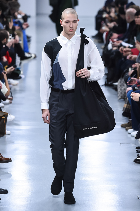 イッセイ ミヤケ メン(ISSEY MIYAKE MEN) 2018-19年秋冬メンズコレクション シルエット - 写真24