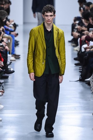 イッセイ ミヤケ メン 2018-19年秋冬コレクション - 都市生活の渦の中で｜写真2