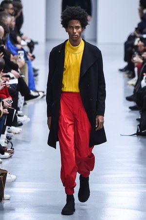 イッセイ ミヤケ メン 2018-19年秋冬コレクション - 都市生活の渦の中で｜写真28