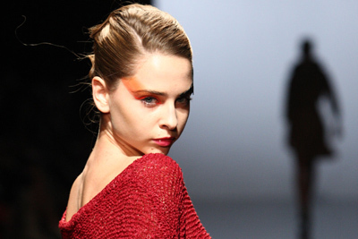 「カメラマン達の『東コレ』」展、表参道ヒルズ本館吹抜け大階段で開催