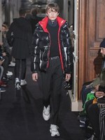 ヴァレンティノ×モンクレールのコラボダウン、18年秋冬メンズ