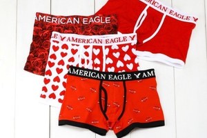 アメリカンイーグルのバレンタイン、ハート柄やキスマークの真っ赤な"アンダーウェア"