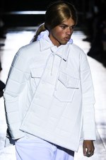 コム デ ギャルソン・オム プリュス 2018年秋冬コレクション - 白が示唆する反骨精神｜写真18