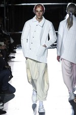 コム デ ギャルソン・オム プリュス 2018年秋冬コレクション - 白が示唆する反骨精神｜写真19