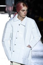 コム デ ギャルソン・オム プリュス 2018年秋冬コレクション - 白が示唆する反骨精神｜写真20