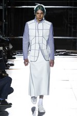 コム デ ギャルソン・オム プリュス 2018年秋冬コレクション - 白が示唆する反骨精神｜写真27