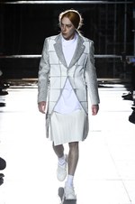 コム デ ギャルソン・オム プリュス 2018年秋冬コレクション - 白が示唆する反骨精神｜写真29