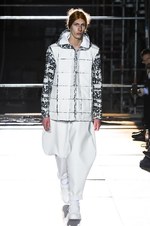 コム デ ギャルソン・オム プリュス 2018年秋冬コレクション - 白が示唆する反骨精神｜写真35