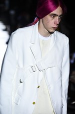 コム デ ギャルソン・オム プリュス 2018年秋冬コレクション - 白が示唆する反骨精神｜写真44