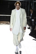 コム デ ギャルソン・オム プリュス 2018年秋冬コレクション - 白が示唆する反骨精神｜写真45