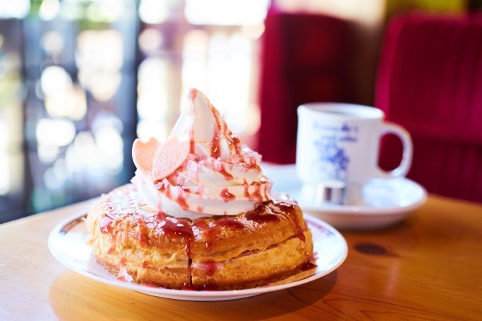 苺餡＆ラズベリーソースの「シロノワール キュート」