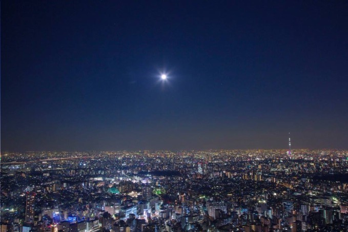 池袋・サンシャイン60展望台で一夜限りの「皆既月食」神秘的な赤銅色の月×東京のパノラマ夜景｜写真3